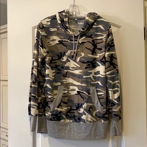 Camo long sleeve hoodie with pockets size large